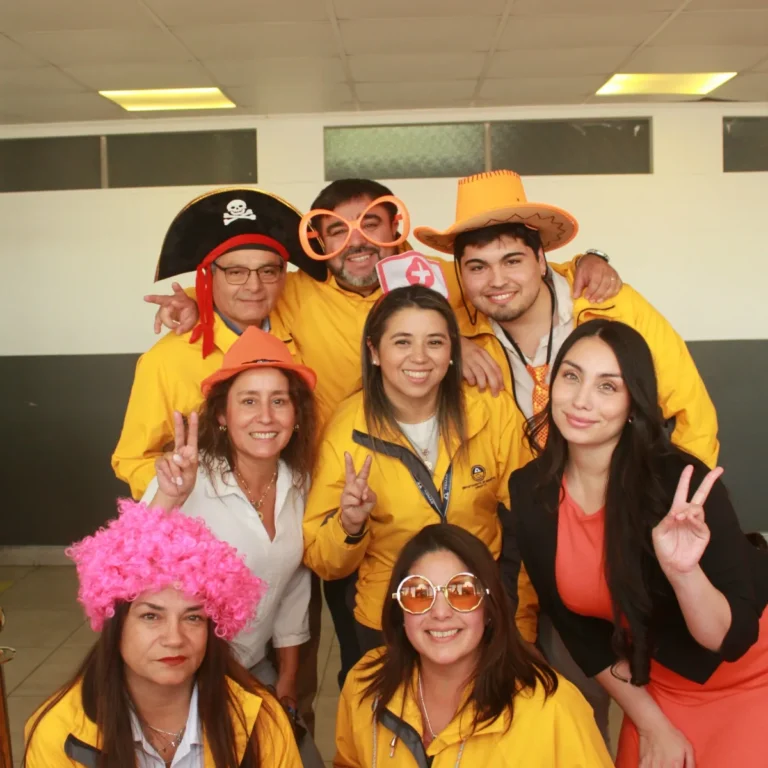 invitados usando espejo mágico en evento en Concepción.