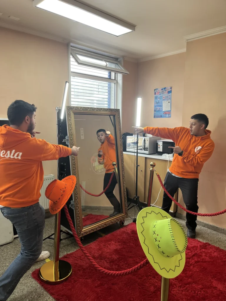 invitados usando espejo mágico en evento en Concepción.