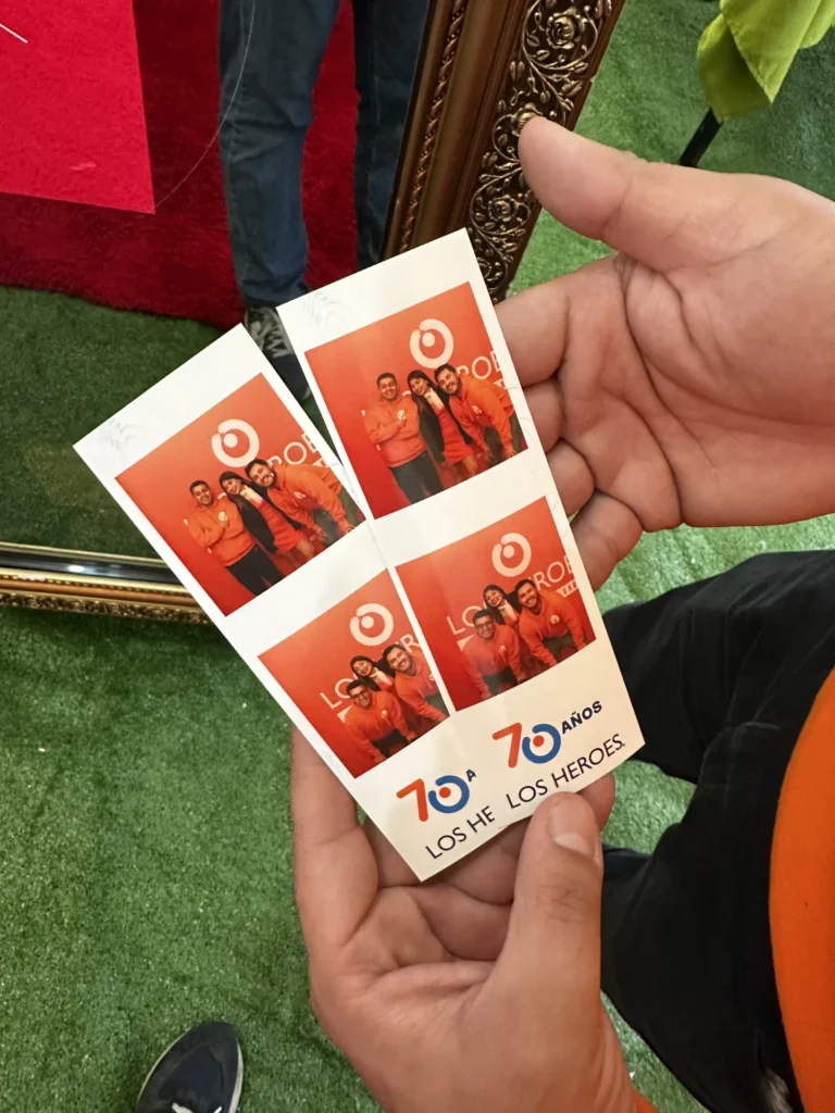 invitados usando espejo mágico en evento en Concepción.