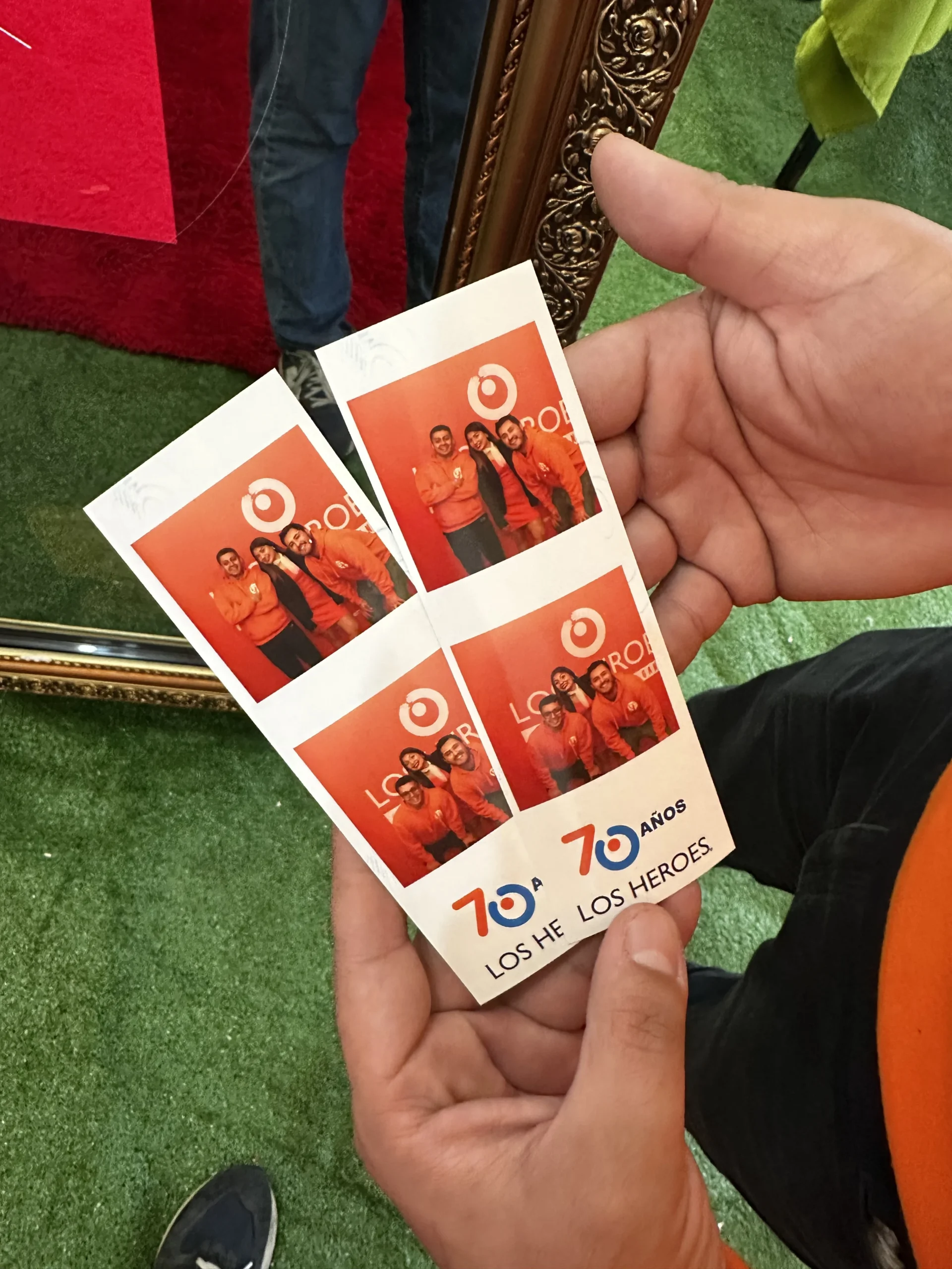 invitados usando espejo mágico en evento en Concepción.