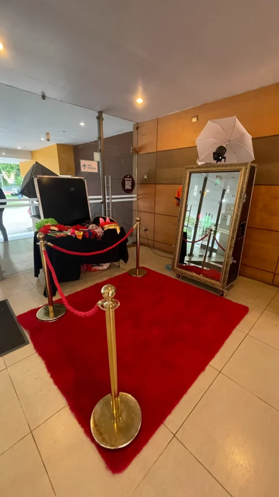 El Espejo Mágico capturará un momento inolvidable siendo una fotocabina de tecnología y divertida para tu evento.