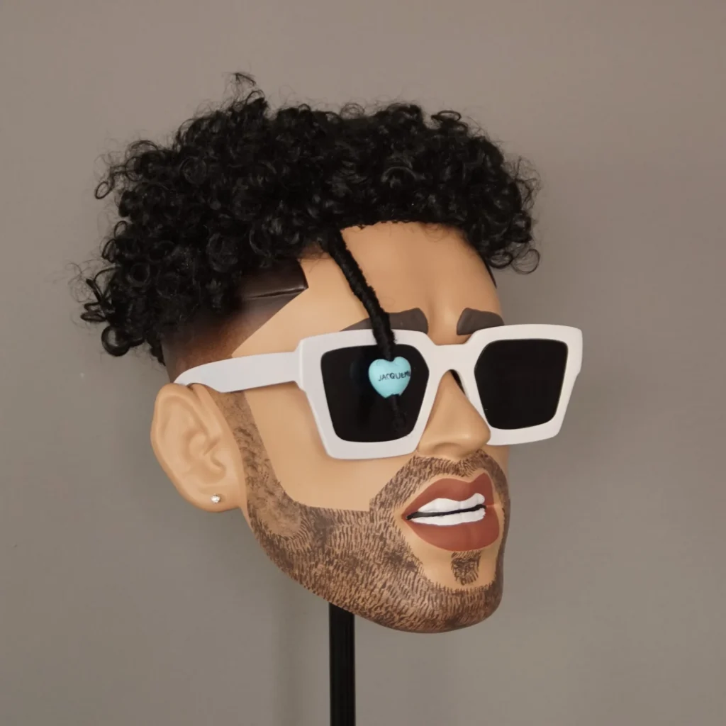 Cabeza de Bad Bunny que puede ser usada en cada evento, trayendo consigo humor y diversión. 