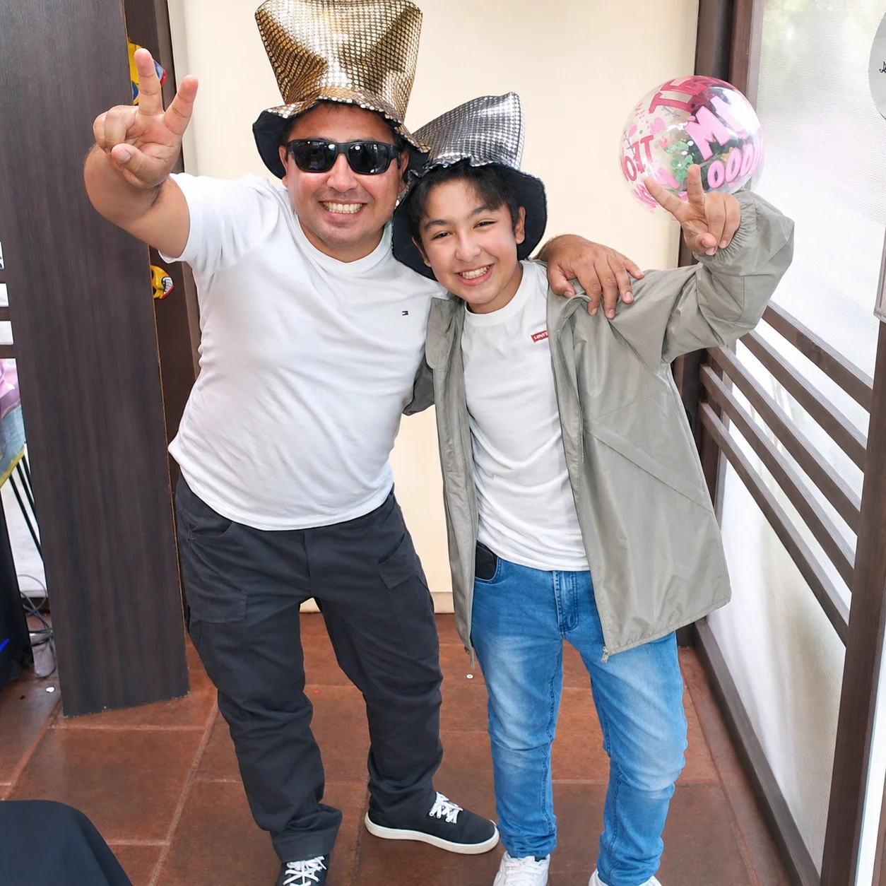 Invitados celebrando un cumpleaños con Festa