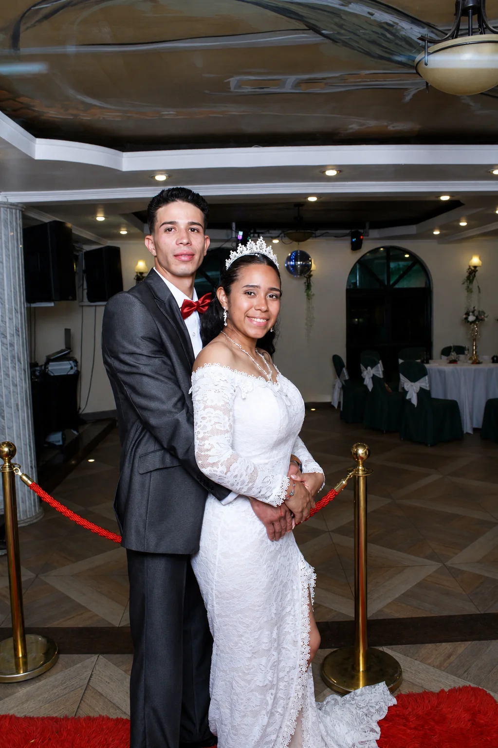 Novios celebrando junto a sus invitados