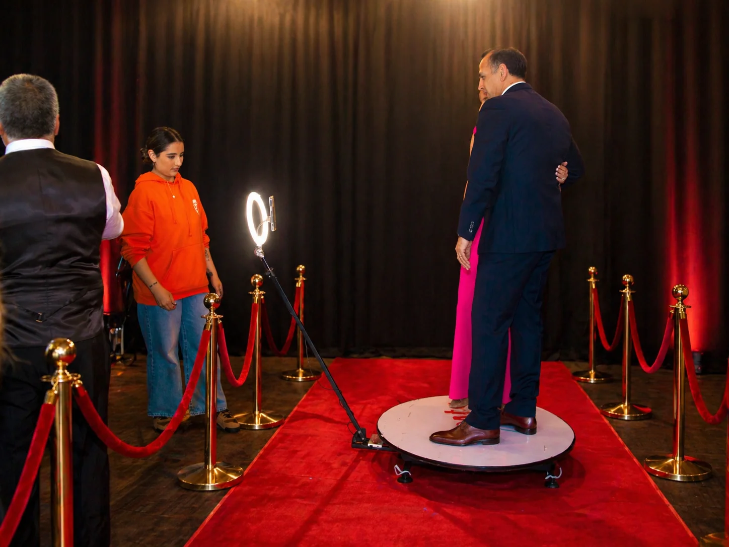 Invitados sobre la Plataforma 360° junto a una operadora Festa